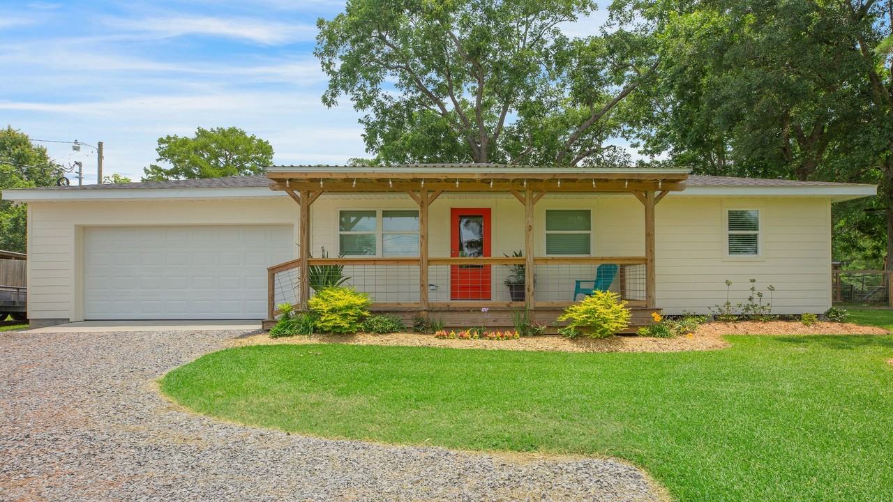 1137 Main Hwy - Photo 2 of 33