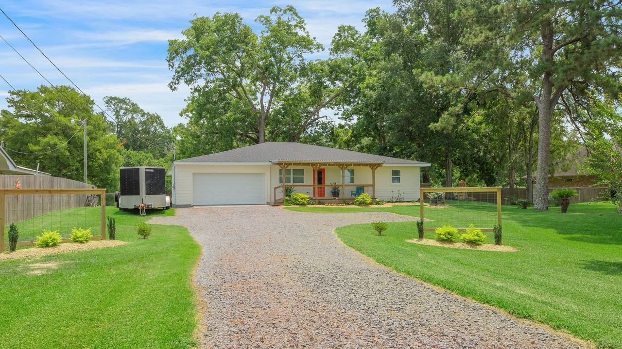 1137 Main Hwy - Photo 3 of 33