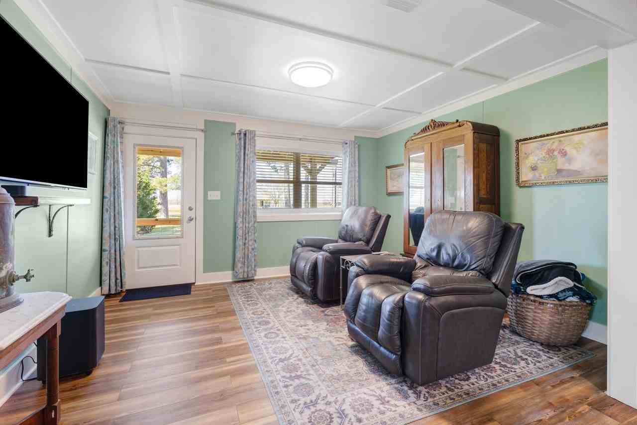 1137 Main Hwy - Photo 5 of 33