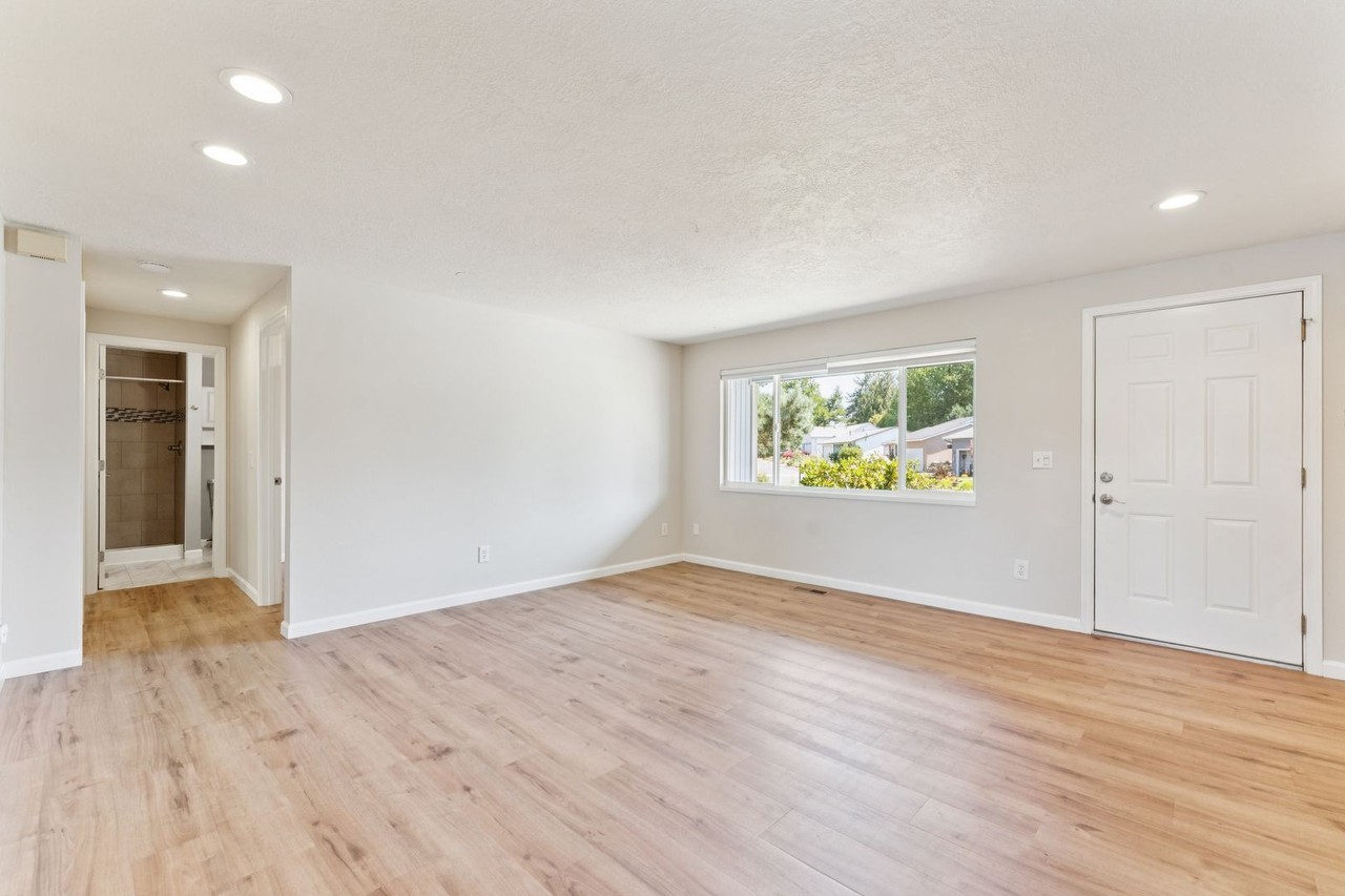 1331 Se Duke Dr - Photo 3 of 18