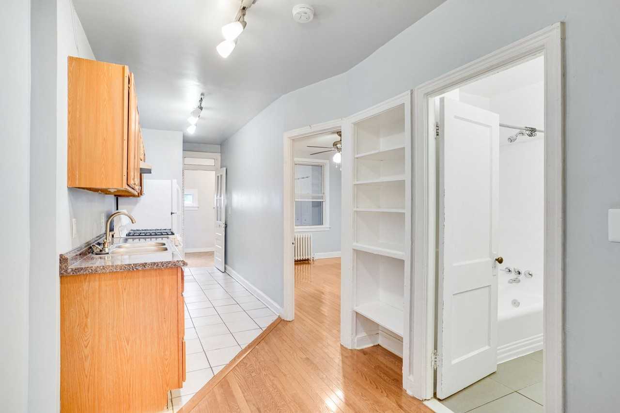 1725 E St Ne - Photo 4 of 22