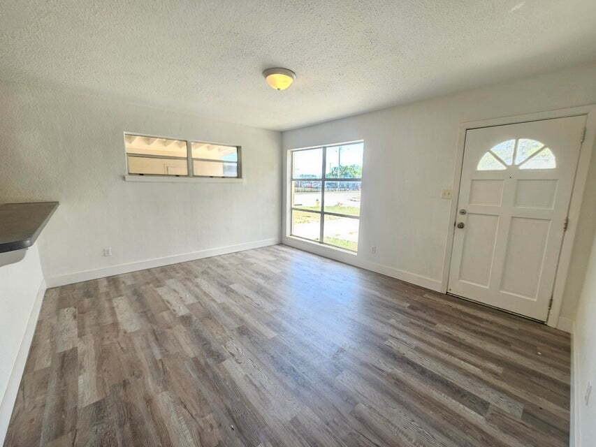 1040 Hickory Ln - Photo 2 of 12