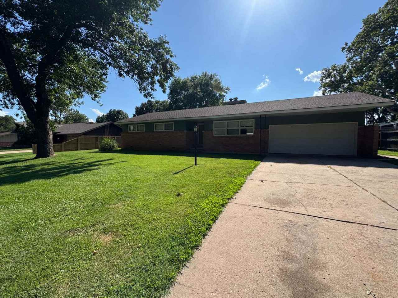 945 N Crestline St - Photo 2 of 3