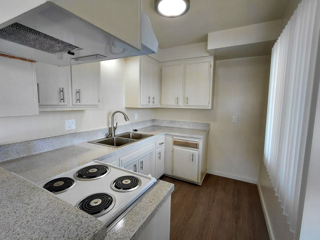 2620 Linden Ave - Photo 4 of 9