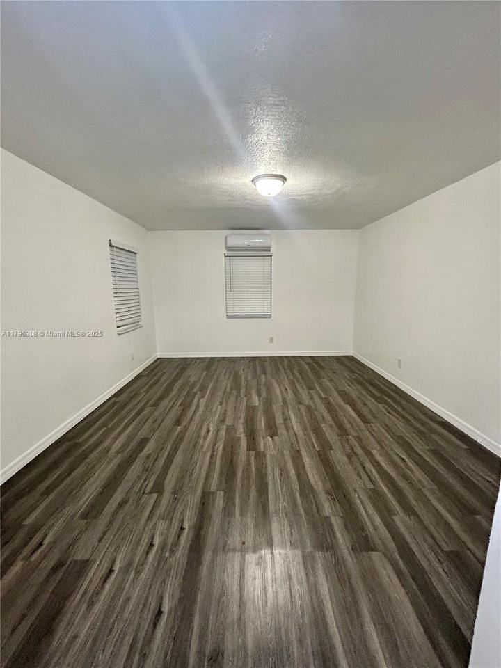 706 S F St #REAR - Photo 3 of 10