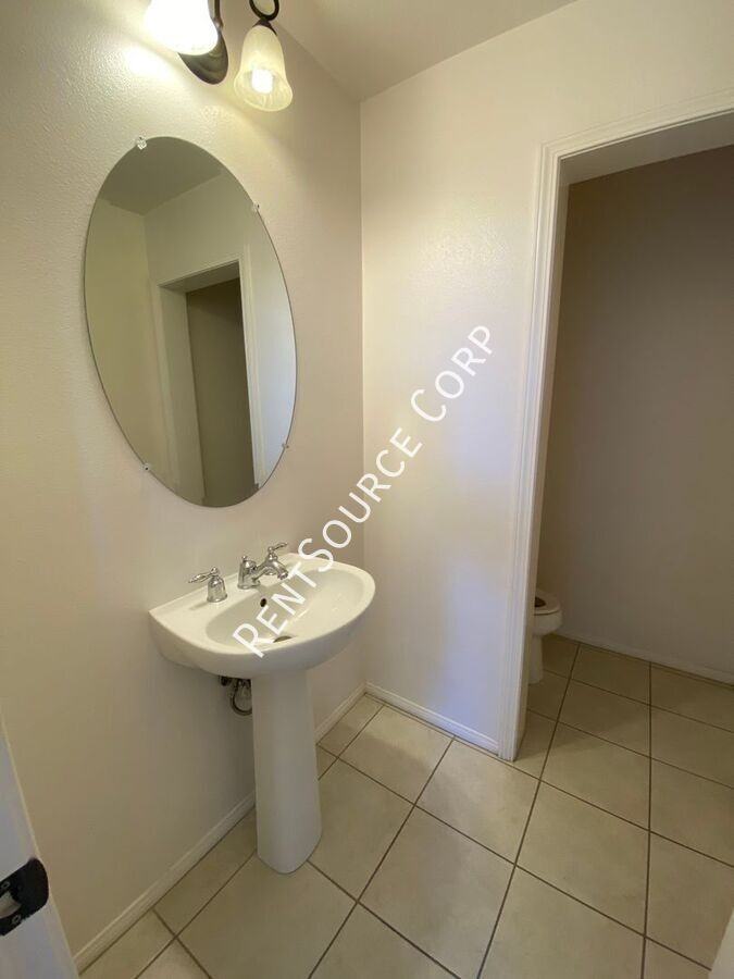 3147 W Kildare St - Photo 5 of 36