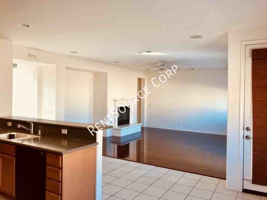 3147 W Kildare St - Photo 7 of 36