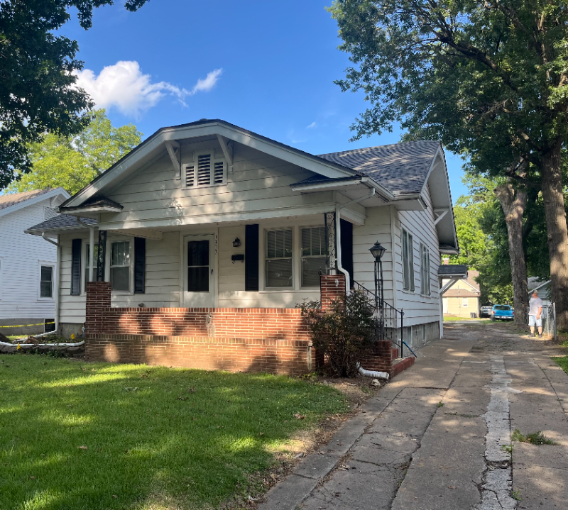 1917 S Locust St - Photo 2 of 17