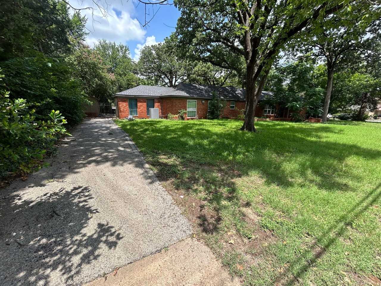 1319 Brookhurst St - Photo 2 of 21