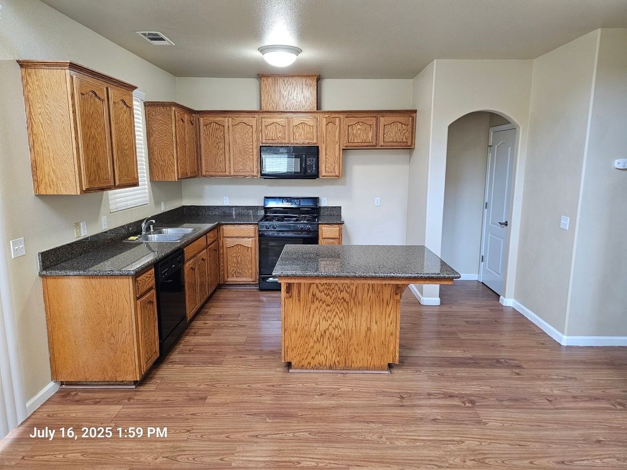 1060 Goble Ct - Photo 2 of 5