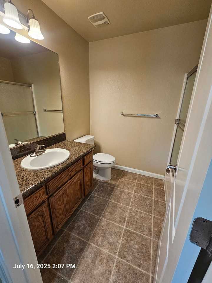 1060 Goble Ct - Photo 3 of 5