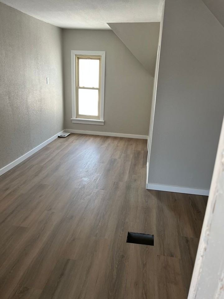 752 Dawson St - Photo 3 of 6