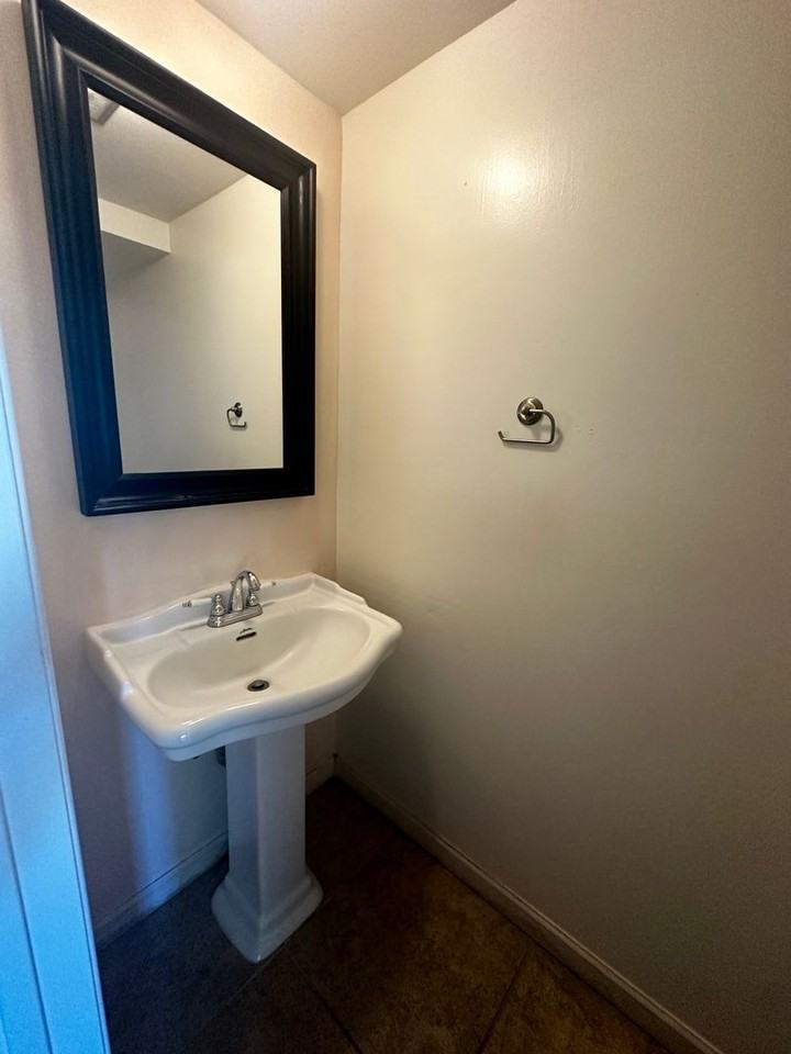 5042 Glide Dr #11 - Photo 5 of 13