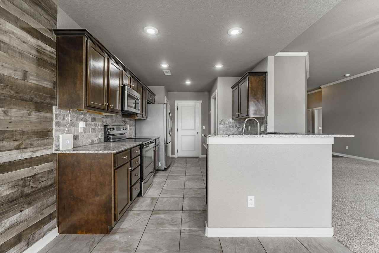 3757 Deerhurst St - Photo 7 of 22