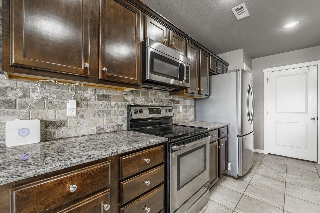 3757 Deerhurst St - Photo 6 of 22