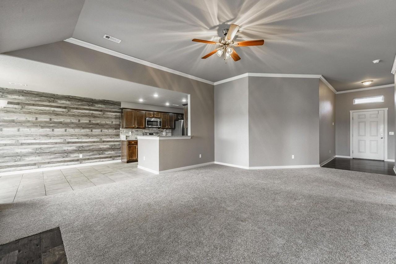 3757 Deerhurst St - Photo 4 of 22