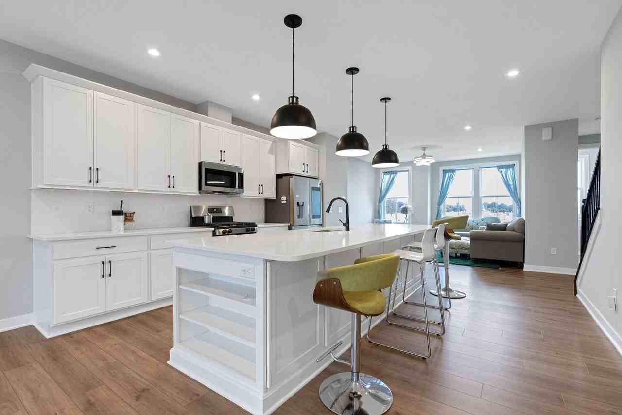 6032 Windsor Dr - Photo 3 of 39