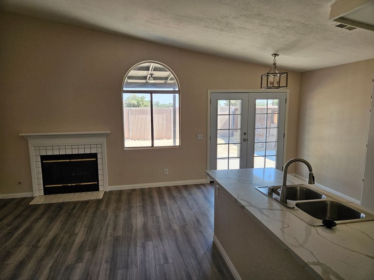 10850 Euclid St - Photo 3 of 24