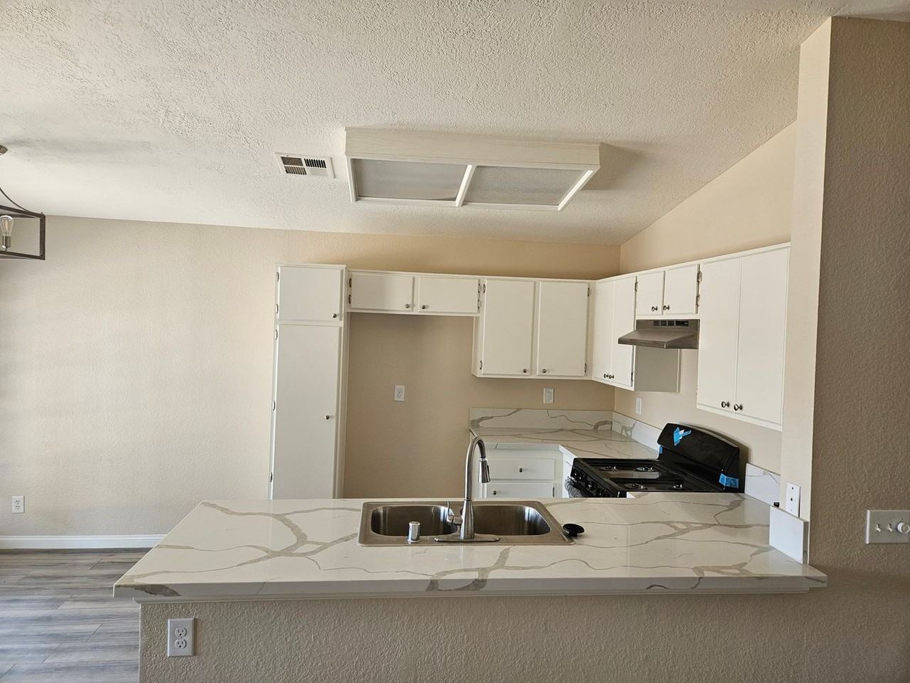 10850 Euclid St - Photo 4 of 24