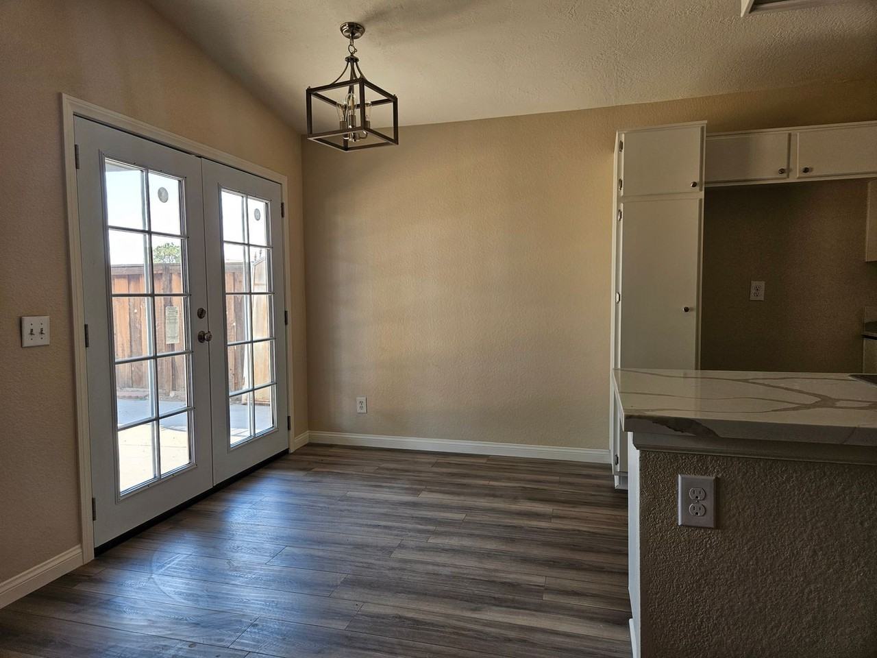 10850 Euclid St - Photo 5 of 24
