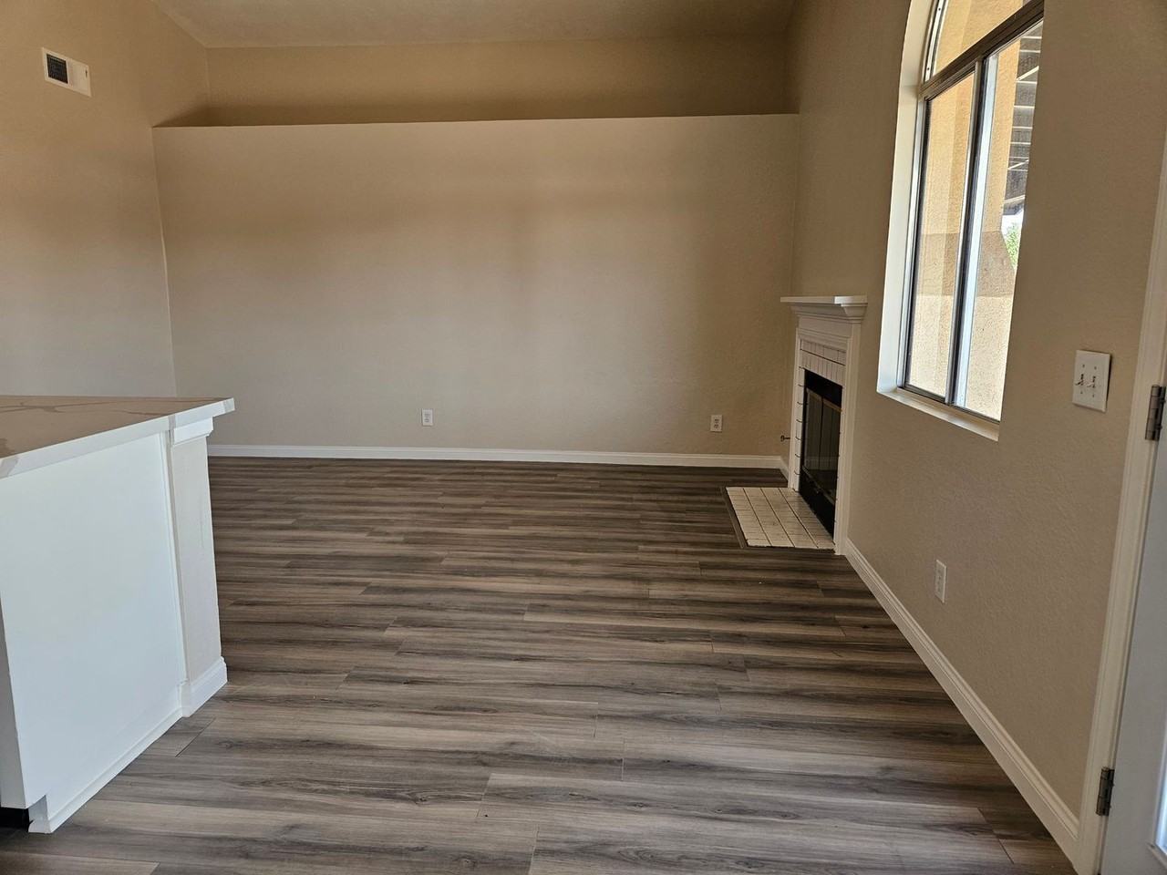 10850 Euclid St - Photo 6 of 24