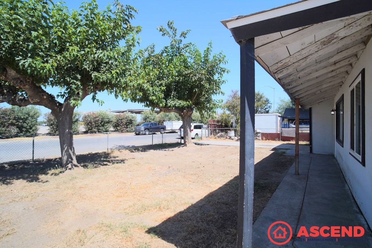 25428 Barbara St - Photo 2 of 11