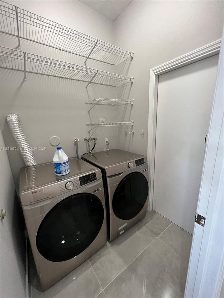 3810 Sw 51st St - Photo 3 of 26