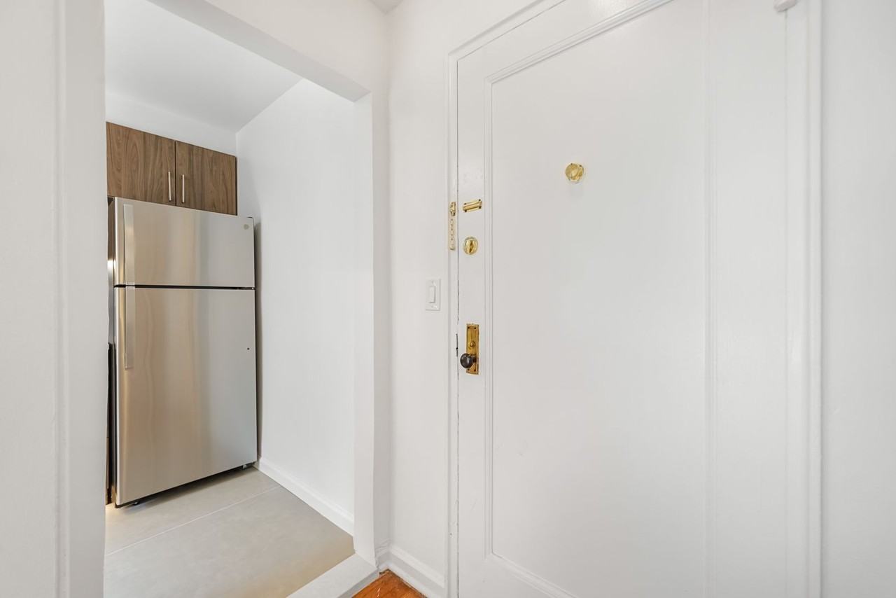 2329 Hudson Ter - Photo 7 of 17