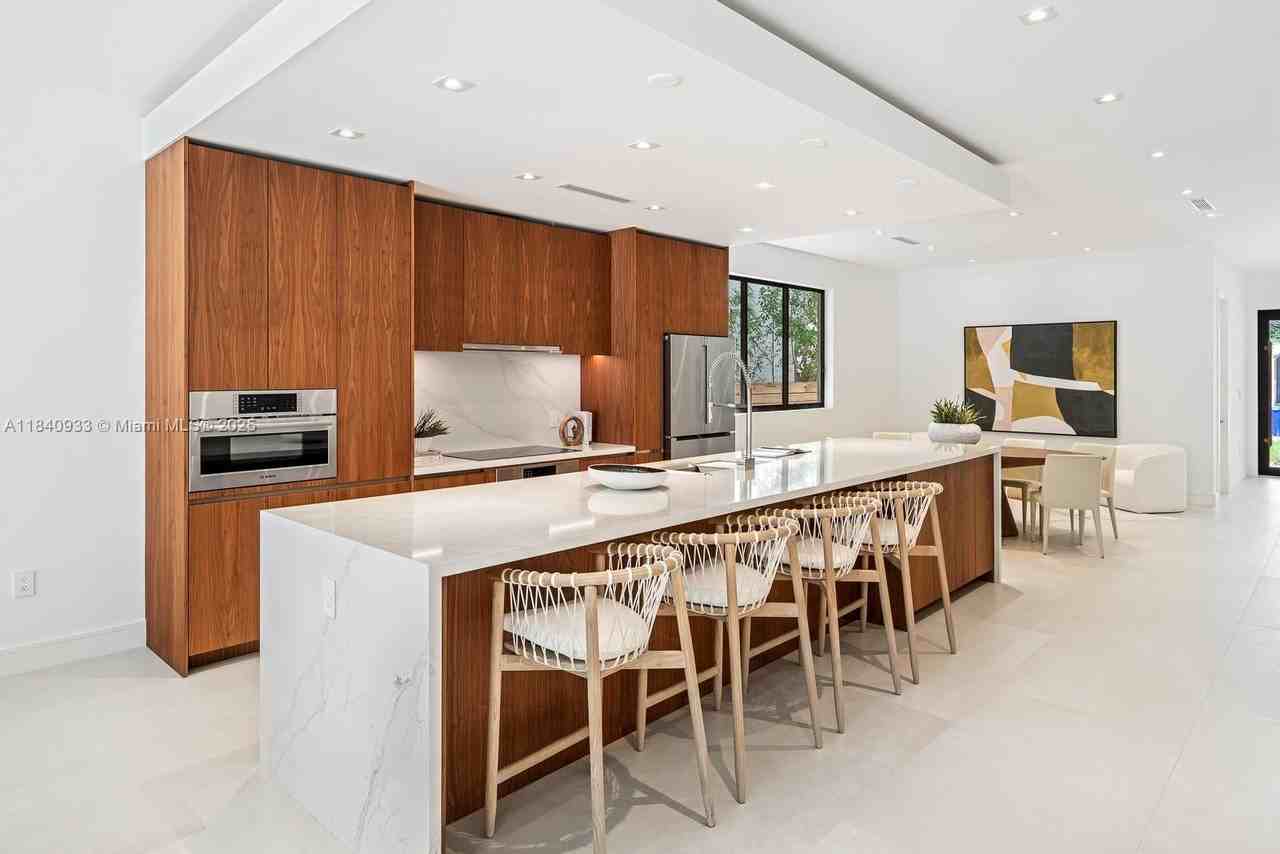 2984 Coconut Ave - Photo 2 of 32