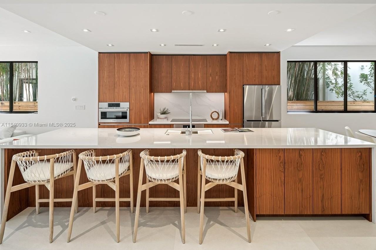 2984 Coconut Ave - Photo 3 of 32