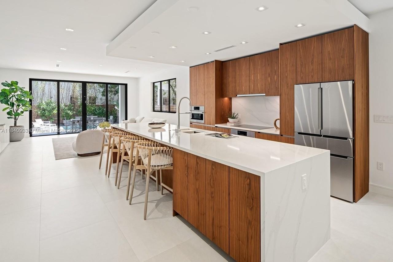 2984 Coconut Ave - Photo 4 of 32