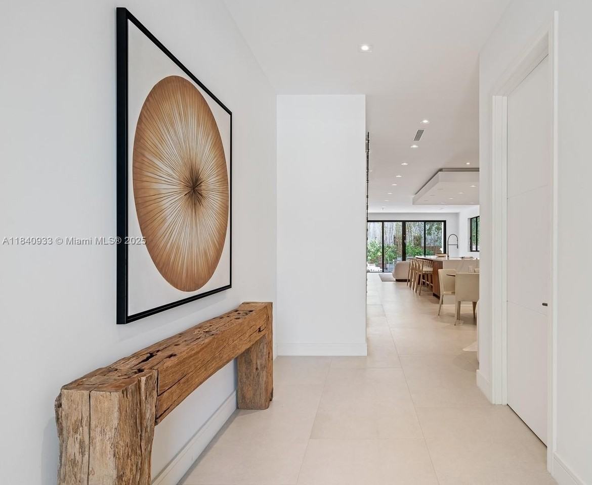 2984 Coconut Ave - Photo 6 of 32