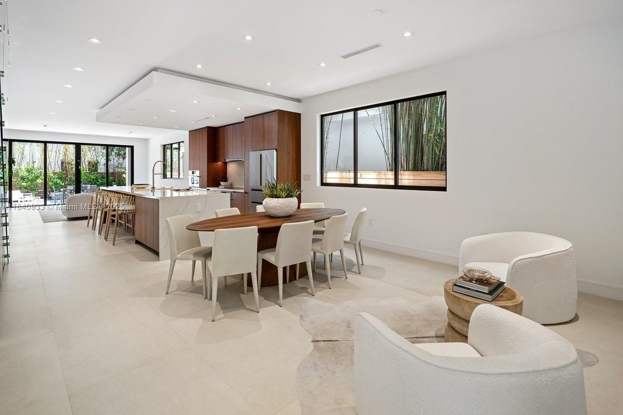 2984 Coconut Ave - Photo 7 of 32