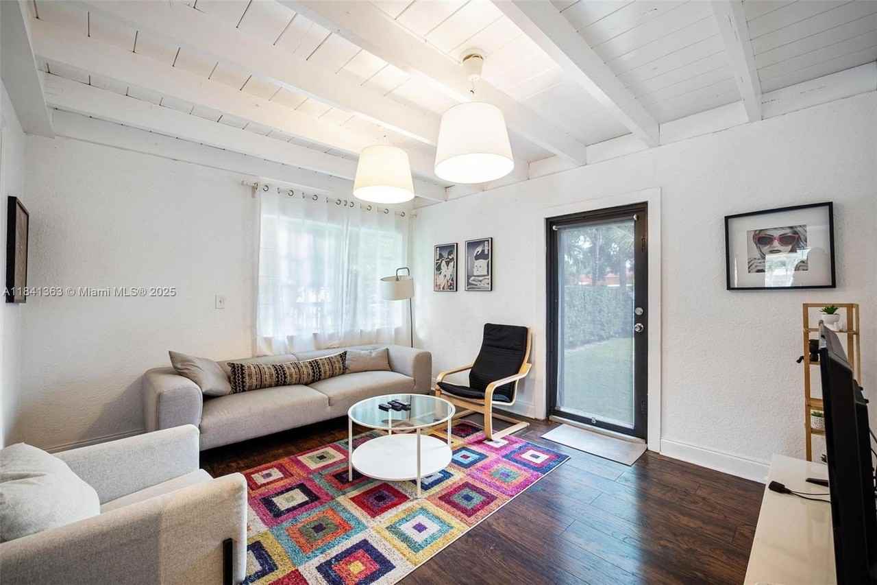 243 Nw 44th St - Photo 2 of 30