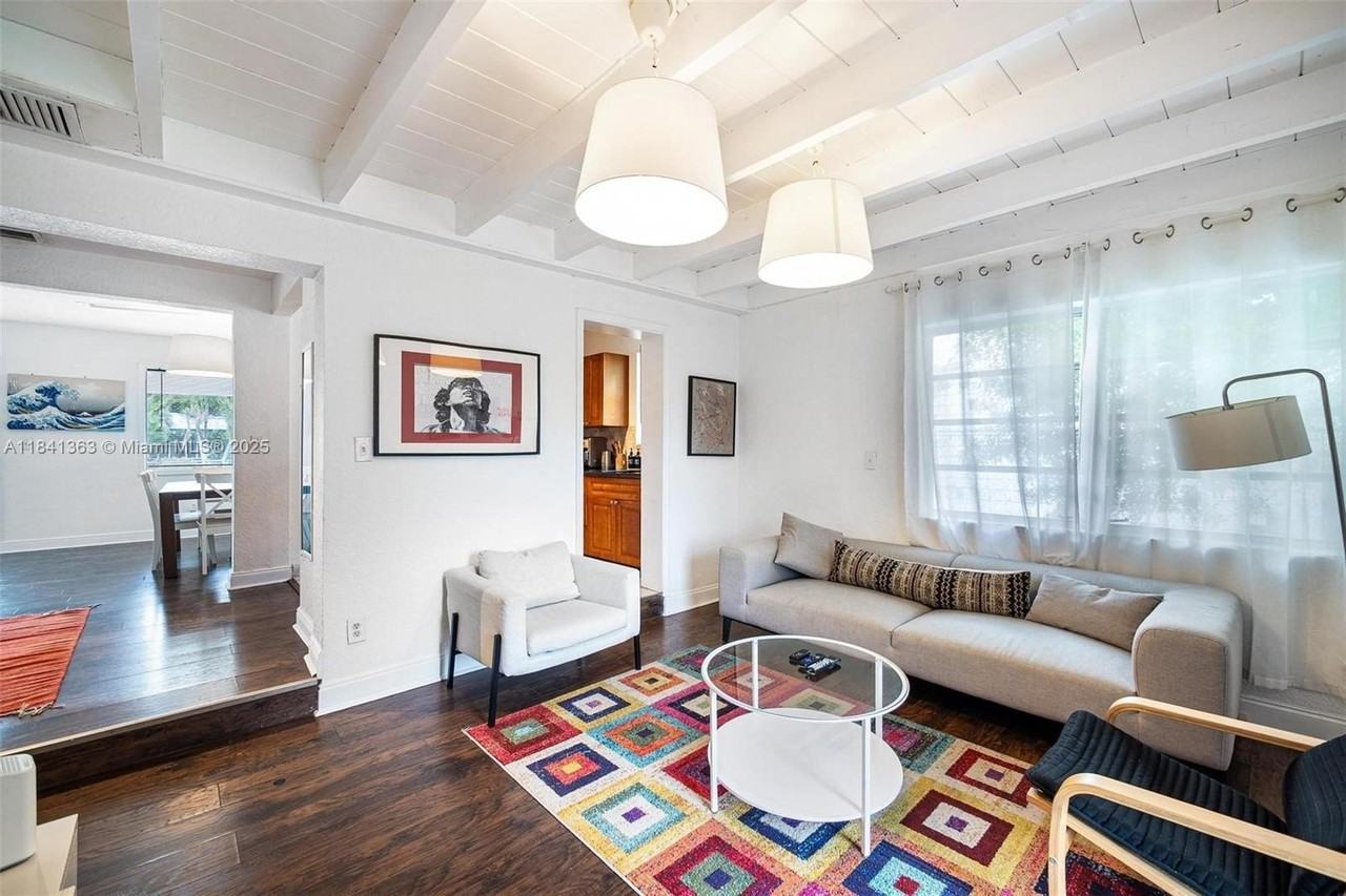 243 Nw 44th St - Photo 4 of 30