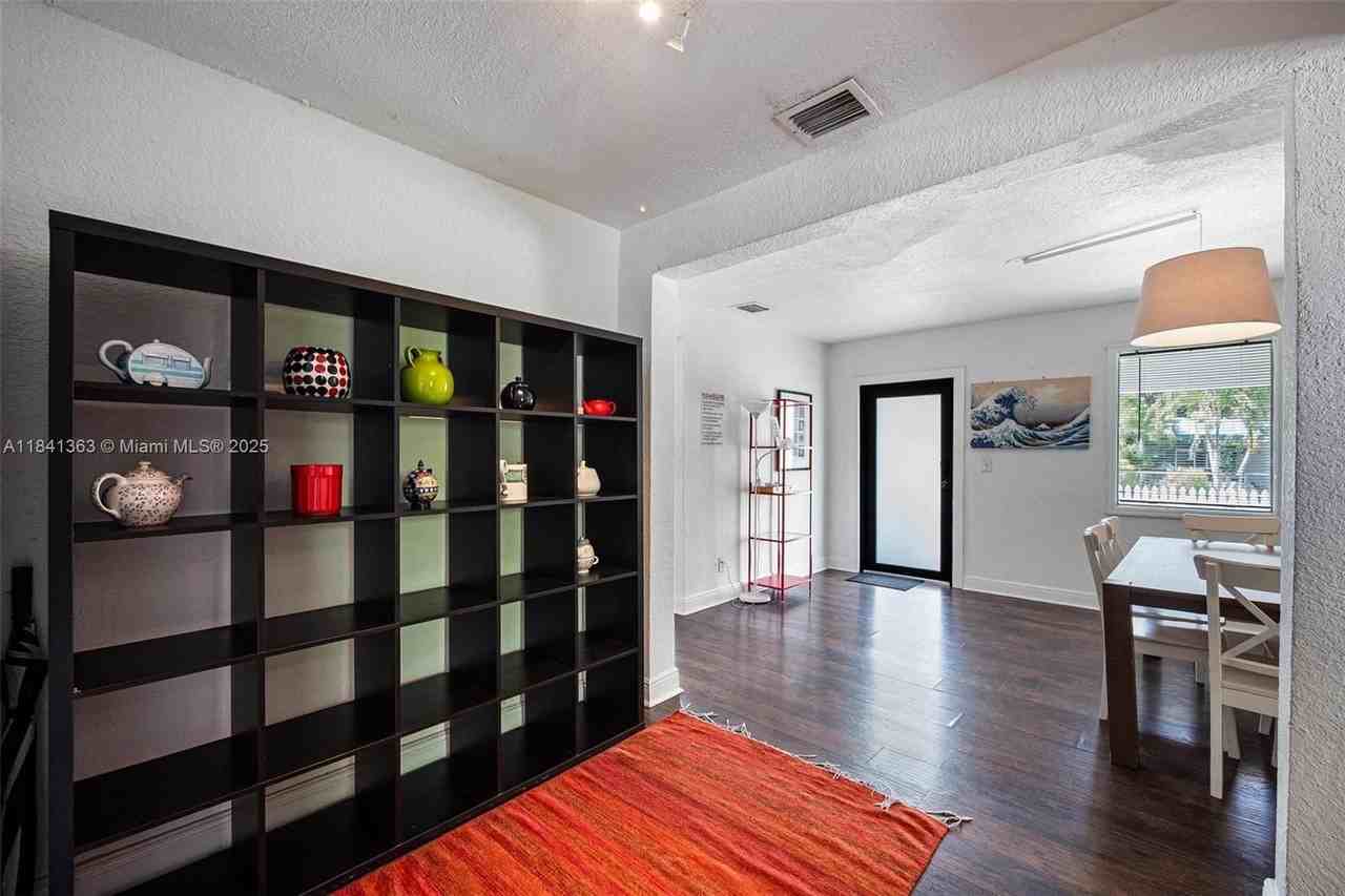 243 Nw 44th St - Photo 6 of 30