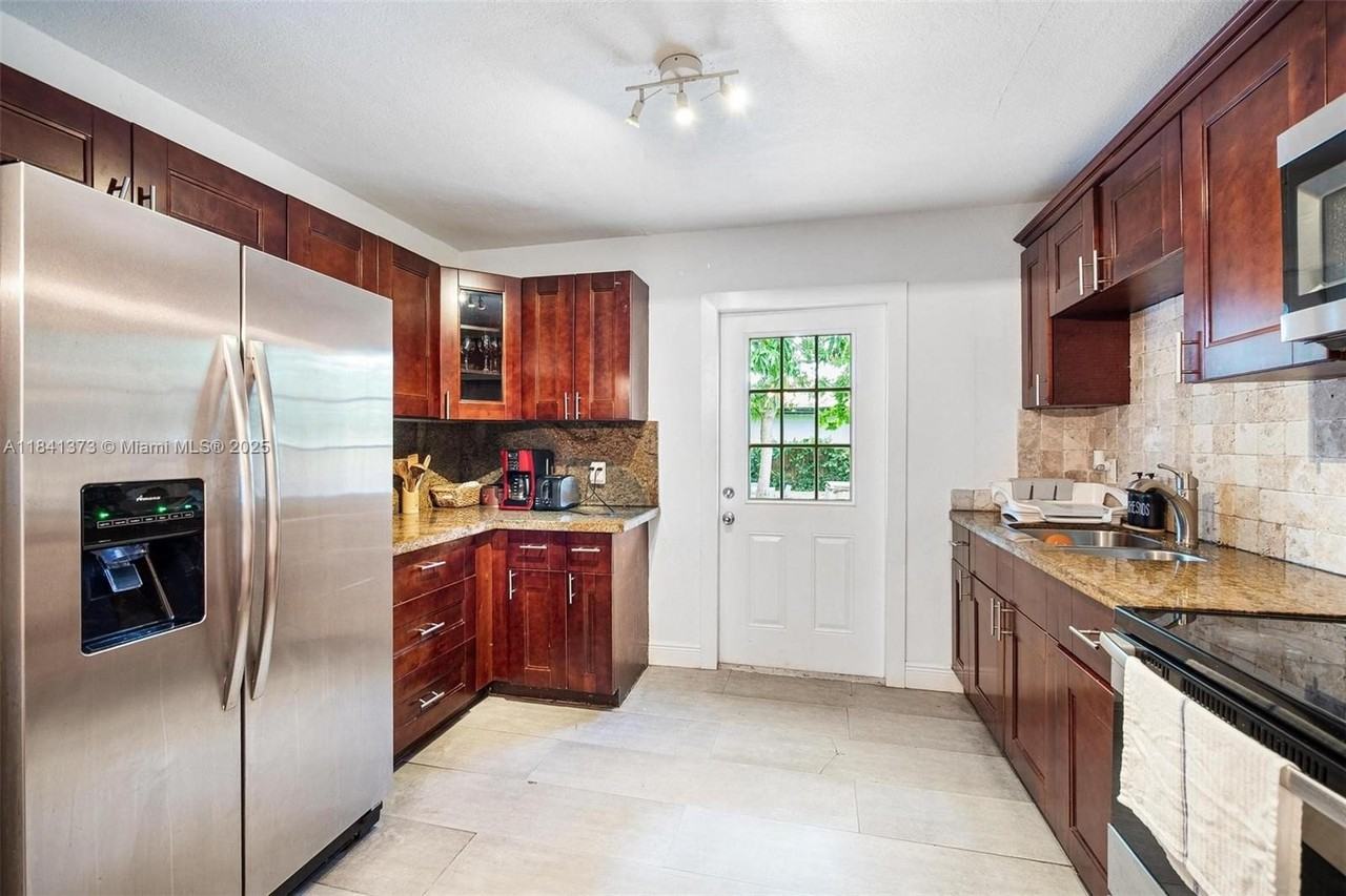 154 Nw 45th St - Photo 7 of 28