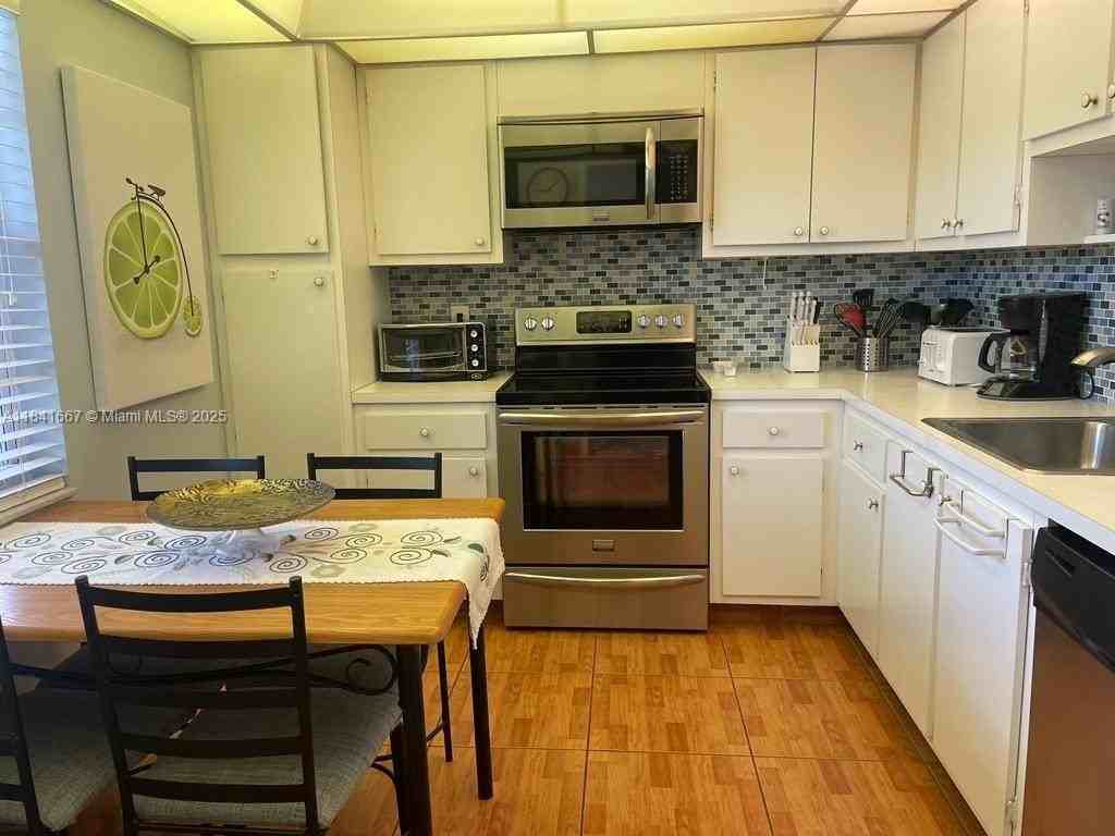 555 Oaks Ln #203 - Photo 5 of 12