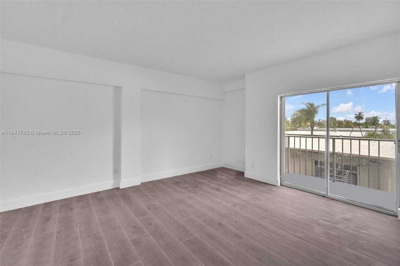 1960 Marseille Dr #304 - Photo 6 of 22