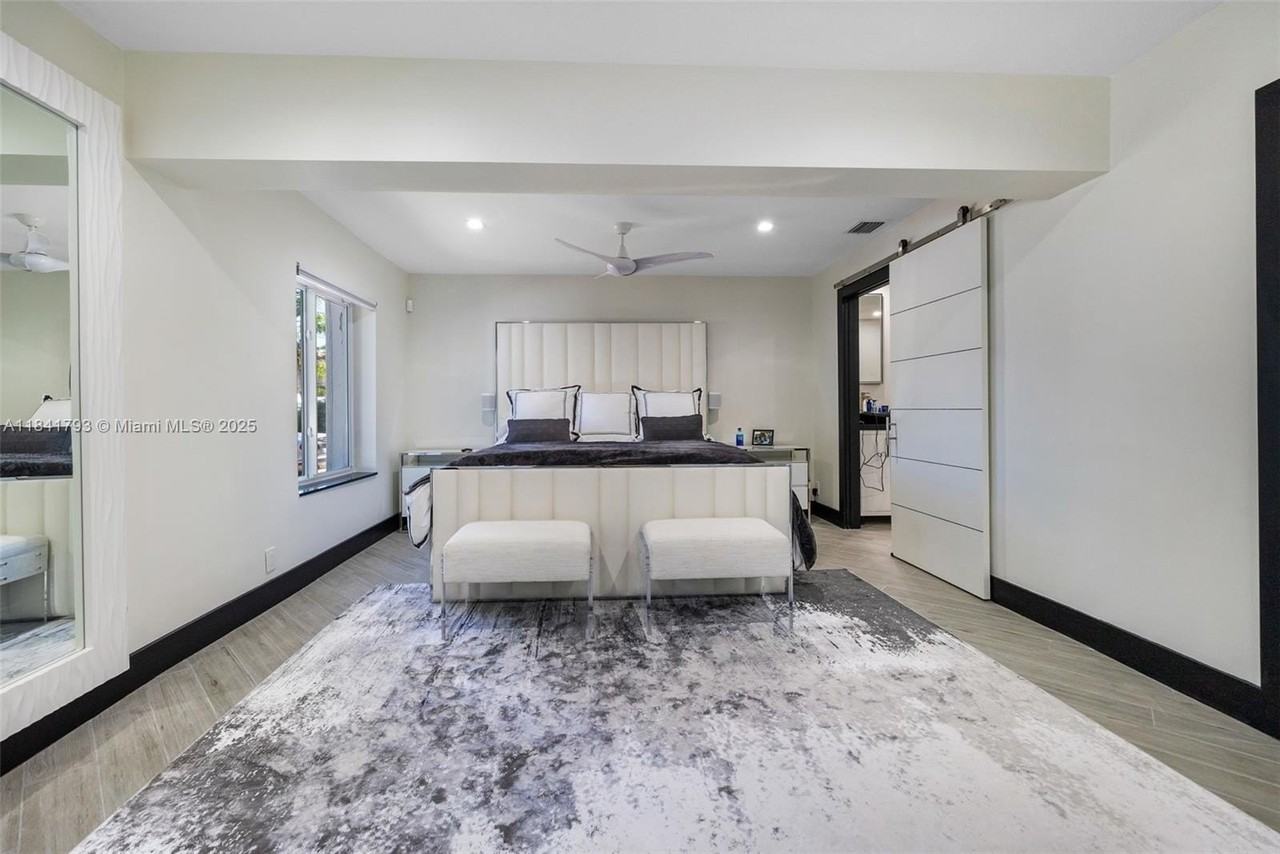 517 S Riverside Dr - Photo 2 of 21