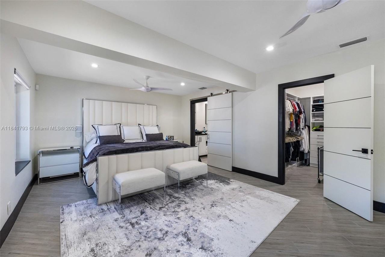 517 S Riverside Dr - Photo 3 of 21