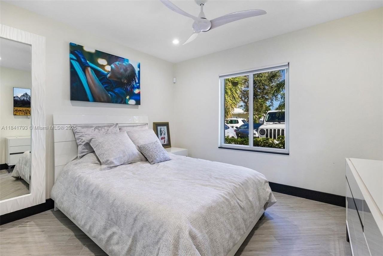 517 S Riverside Dr - Photo 4 of 21