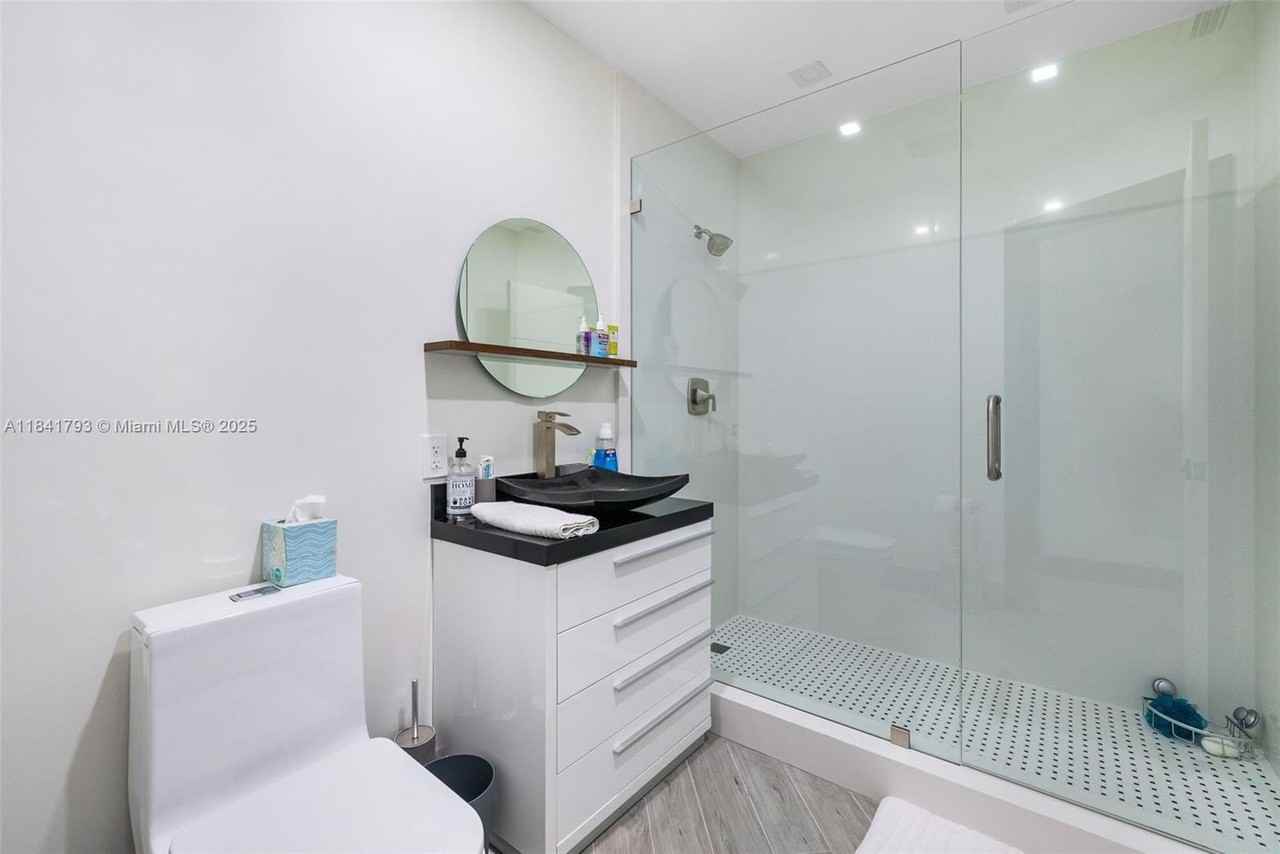 517 S Riverside Dr - Photo 5 of 21