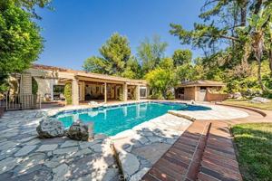 featured image of 18022 Lake Encino Dr