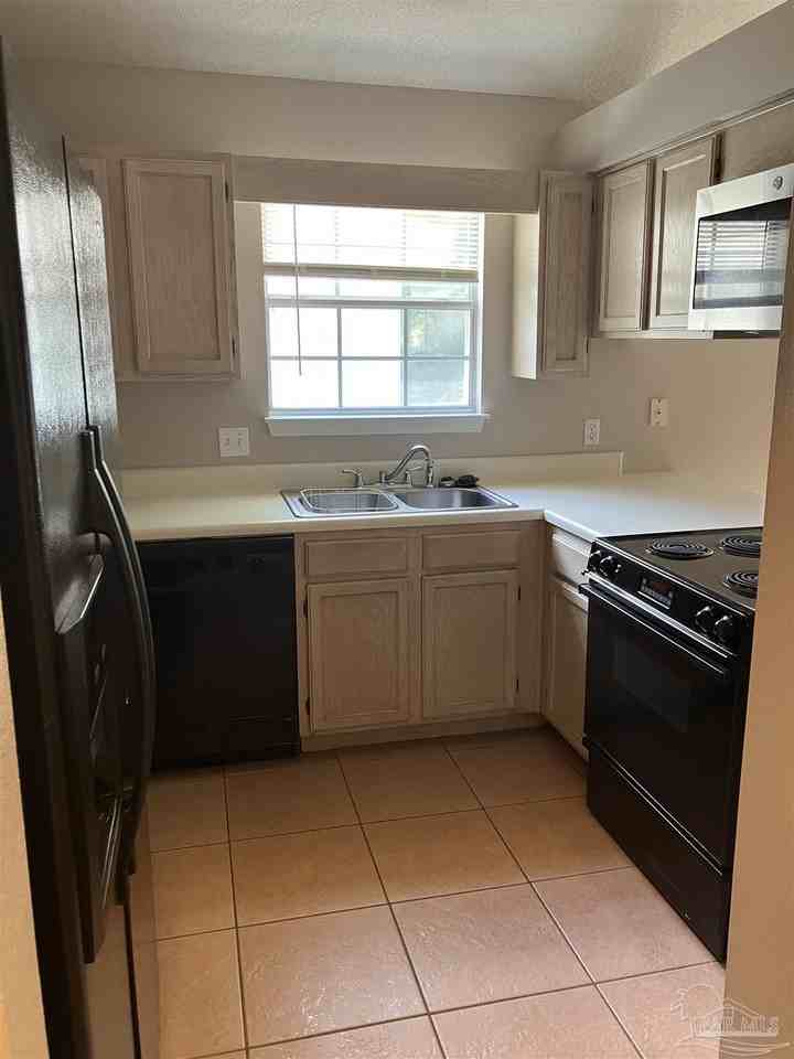 1653 Governor's Drive - Photo 5 of 23