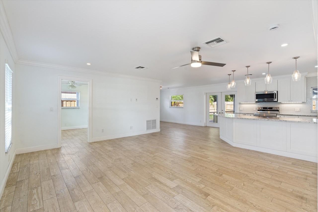 799 Nw 7th Dr - Photo 3 of 23