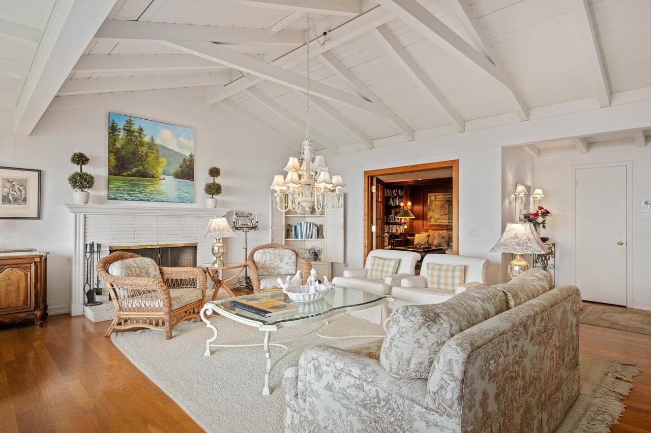 1539 Shoreline Dr - Photo 4 of 33