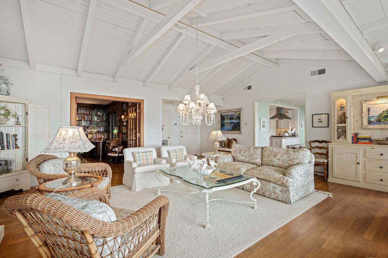 1539 Shoreline Dr - Photo 5 of 33