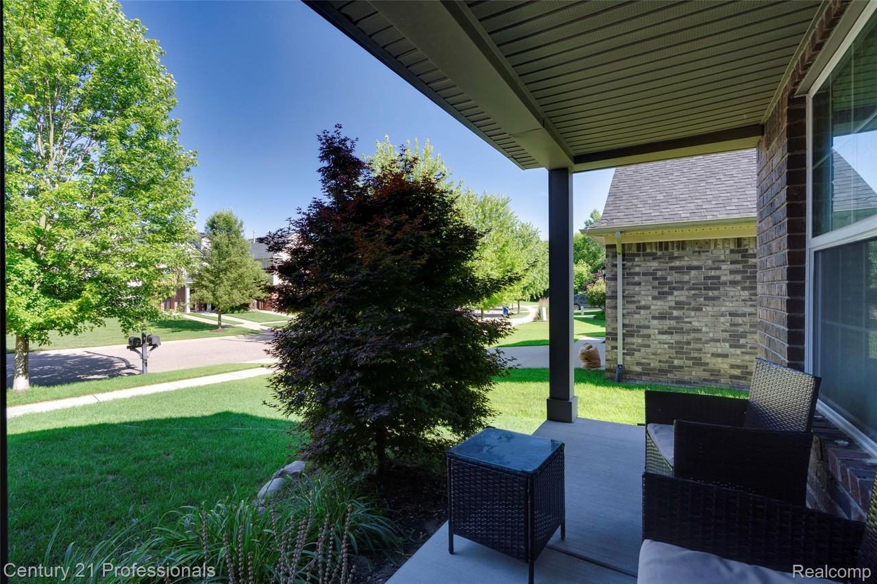 28323 Oakmonte Cir W - Photo 2 of 50