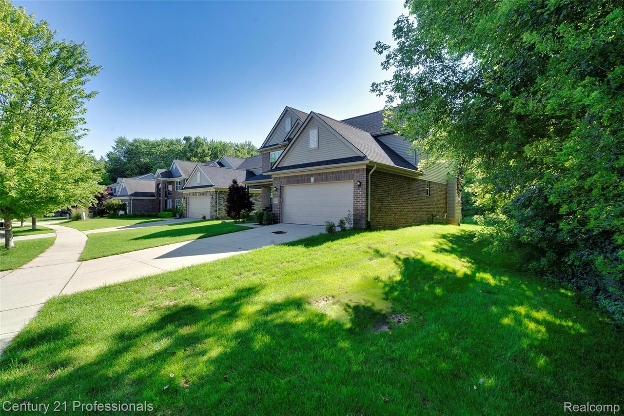 28323 Oakmonte Cir W - Photo 4 of 50